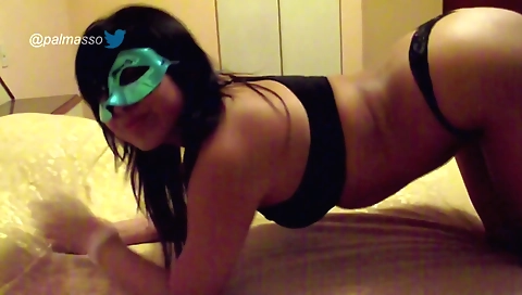 Chica de internet con el cojón de hombre en el hotel