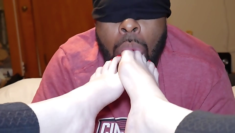 Amateur couple with fetish finger and foot sucking