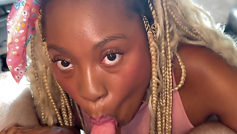 Ebony babe railed with her ass in amateur interracial video