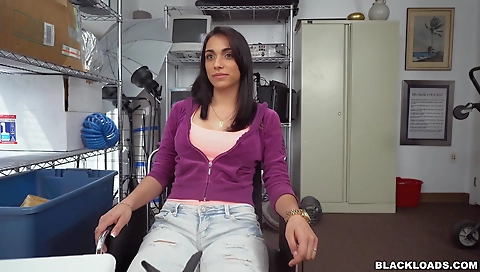 Latina with a big booty giving a deepthroating ride