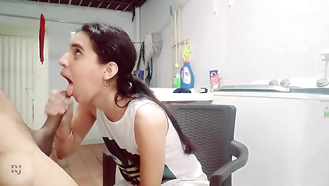 Latina a la casa como por la noche para una debilidad