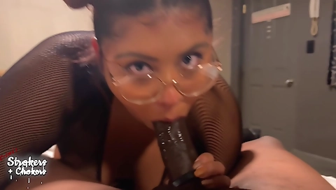 Slutty brunette gets her cunt fucked in the backyard